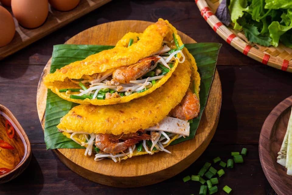 crepe filled with pork, shrimp, and bean sprouts